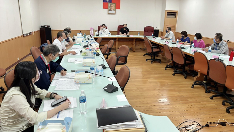 實地查檢檔案庫房後，於會議室進行業務綜合座談會與意見交流