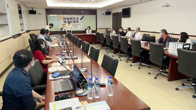 實地查檢檔案庫房後，於會議室進行業務綜合座談會與意見交流及進行報告