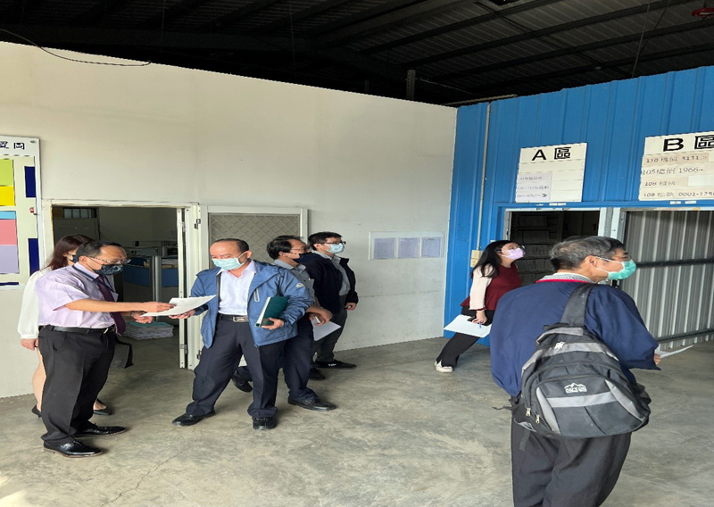 檔案訪查小組成員進入彰化地檢署檔案庫房進行機關檔案管理實作查檢