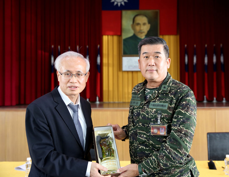 本署檢察長與基地人員互贈紀念品
