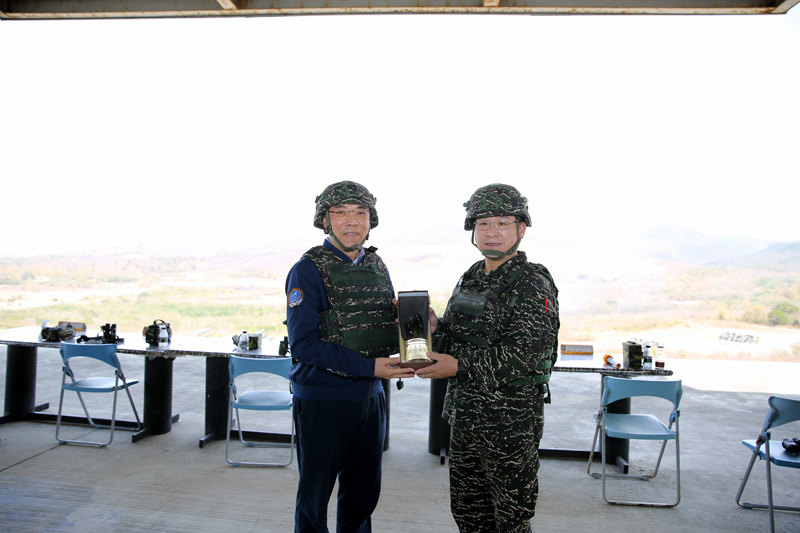 法務部長與軍方人員互贈紀念品