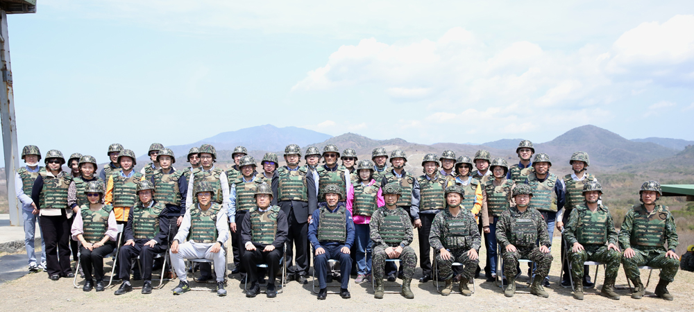 參訪軍事基地演訓人員合影