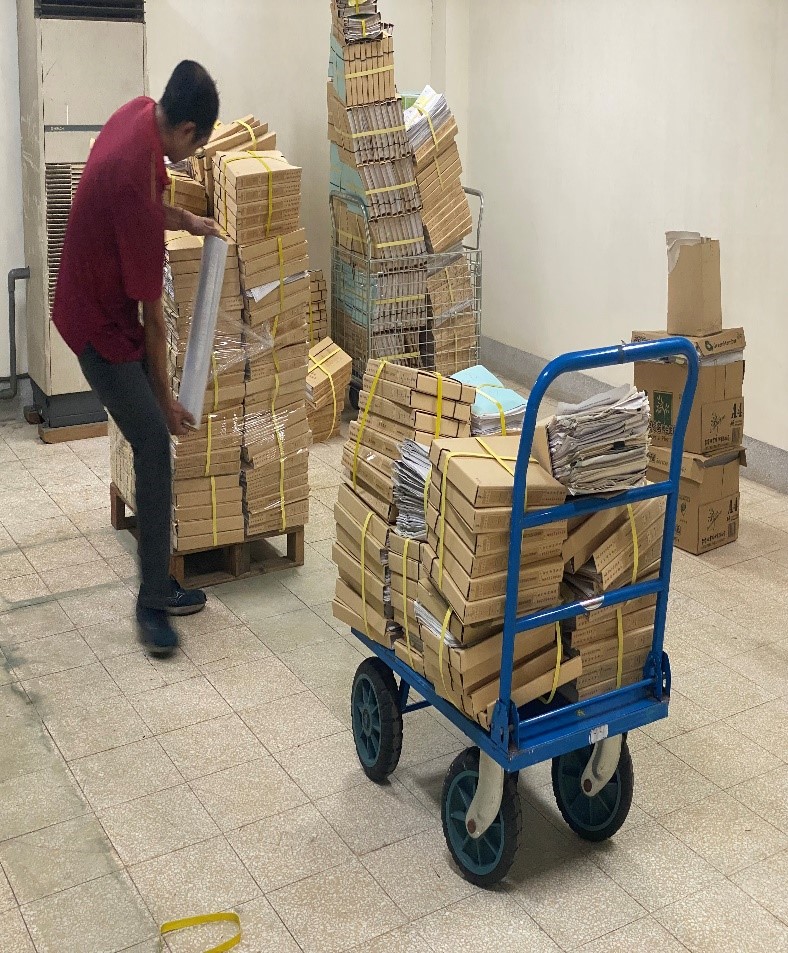 廠商至檔案室搬運銷毀檔案(3樓檔案庫房)-另一角度