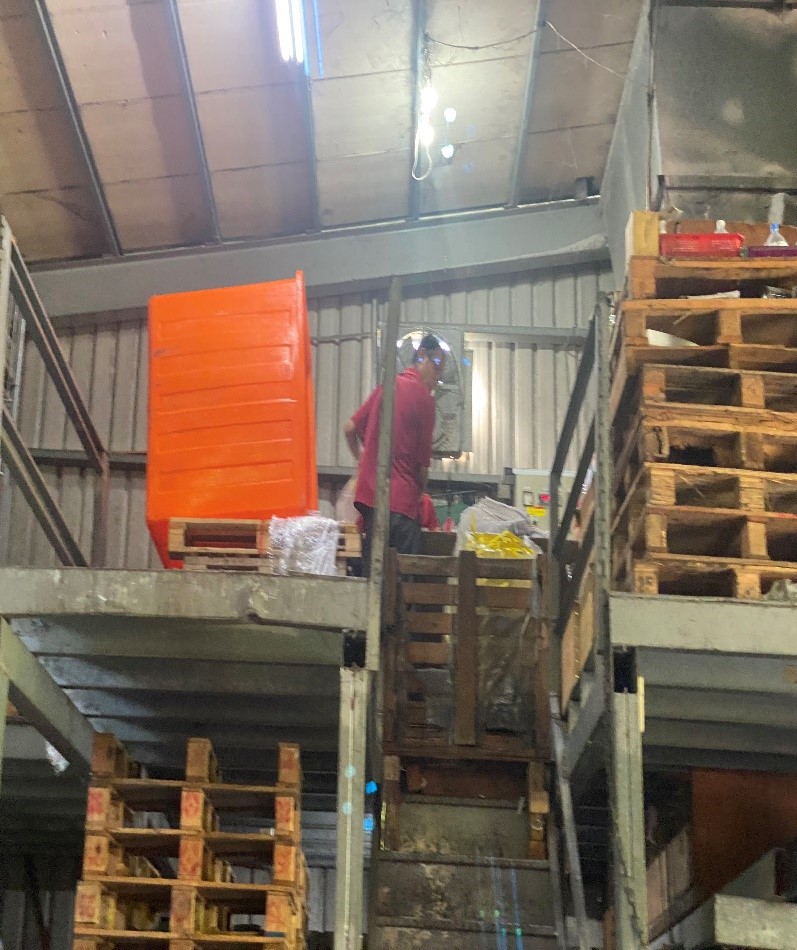 辦理檔案銷毀作業中-另一角度