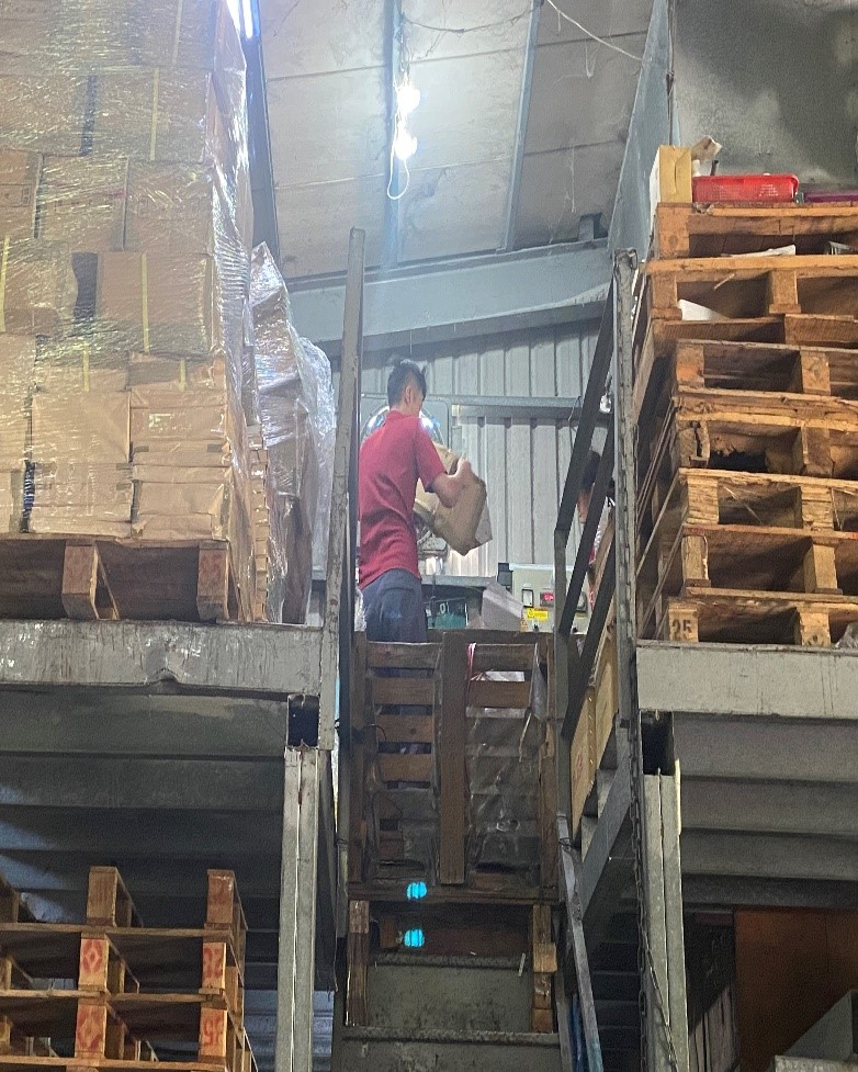 辦理檔案銷毀作業中(另一角度)
