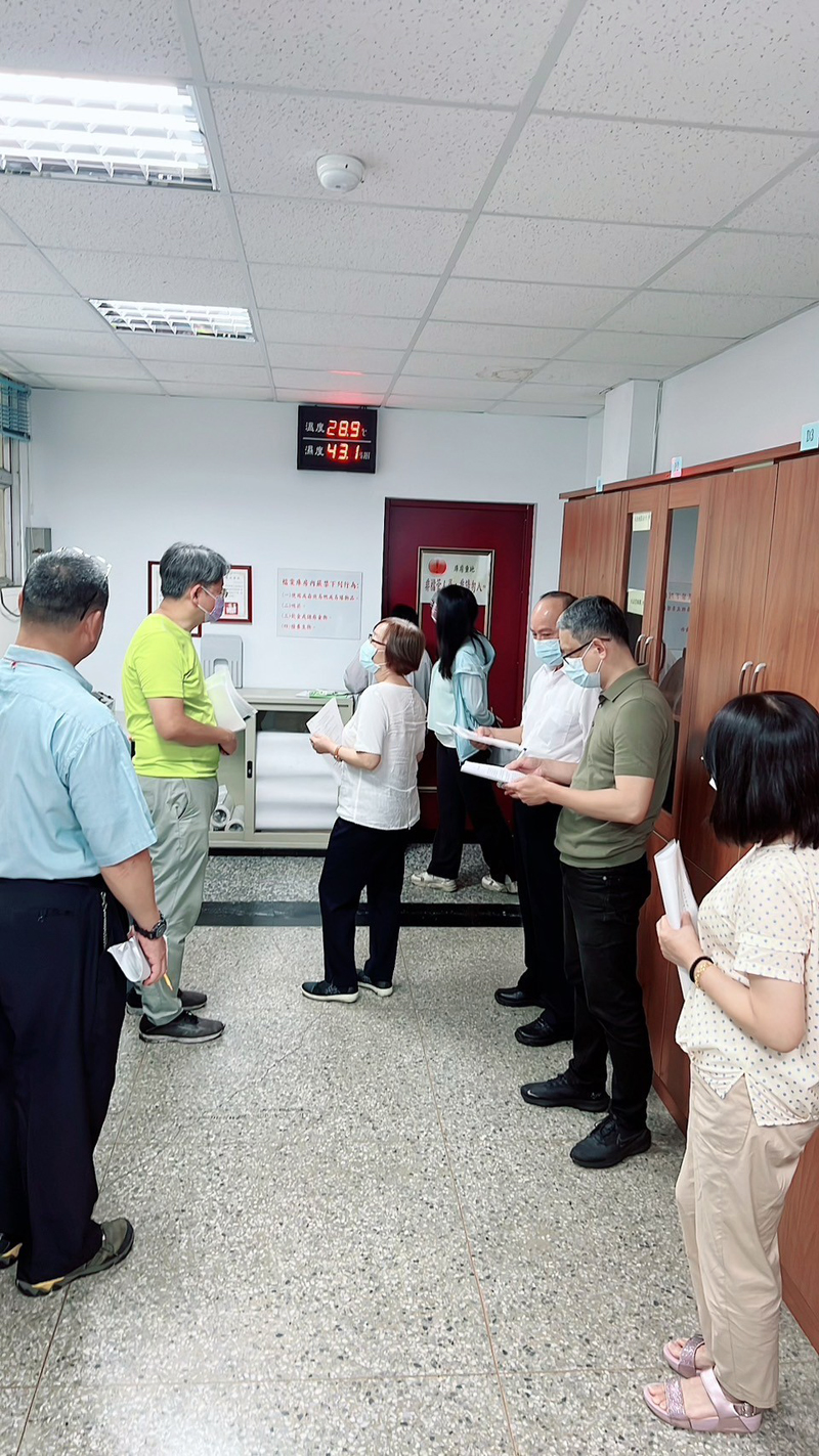 本署檔案考評小組成員進入花高分檢署檔案辦公室及庫房檢視各項檔管業務。