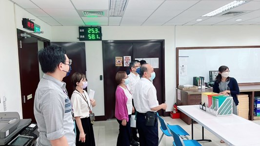 本署檔案考評小組成員進入橋頭地檢署檔案辦公室及庫房檢視各項檔管業務。