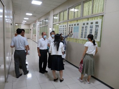 本署檔案考評小組成員進入苗栗地檢署檔案辦公室及庫房檢視各項檔管業務。