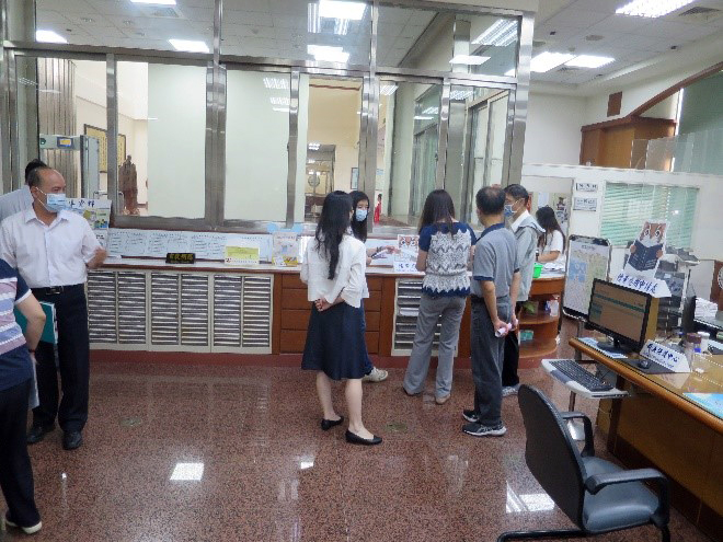 考評小組成員由陳檢察官玉萍帶隊實地查檢苗栗地檢署應用處所。