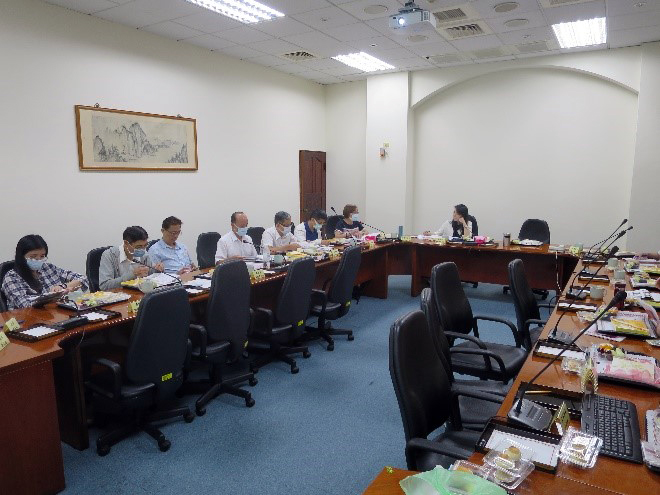 實地查檢檔案庫房後，在苗栗地檢署簡報室進行檔管業務綜合座談會與意見交換。
