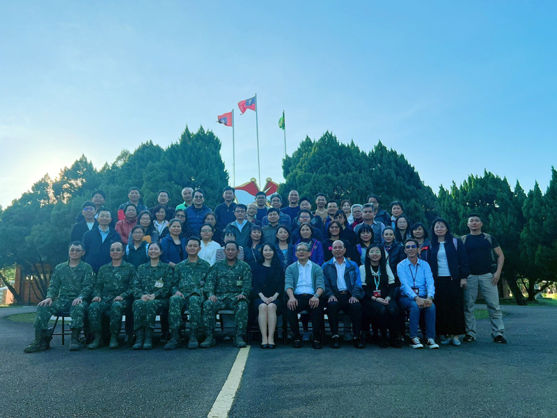 參訪活動結束，與陸軍通信電子資訊訓練中心全體拍照留念