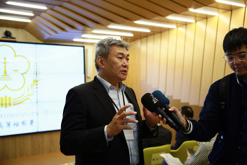 通傳會平台處黃天陽接受記者提問
