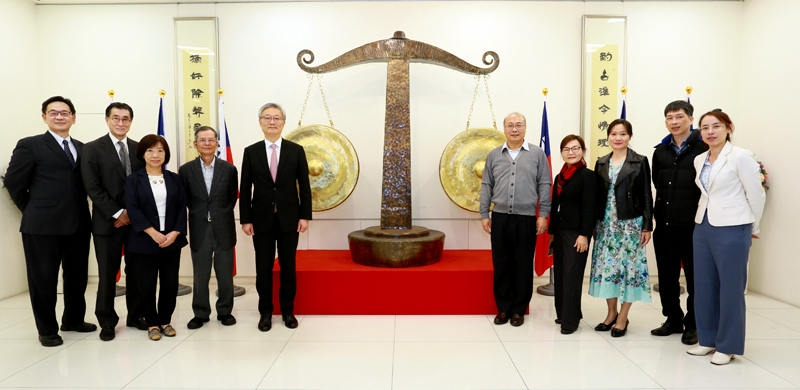 本署全體(主任)檢察官與貴賓於本署大廳「司法之秤」前合影留念