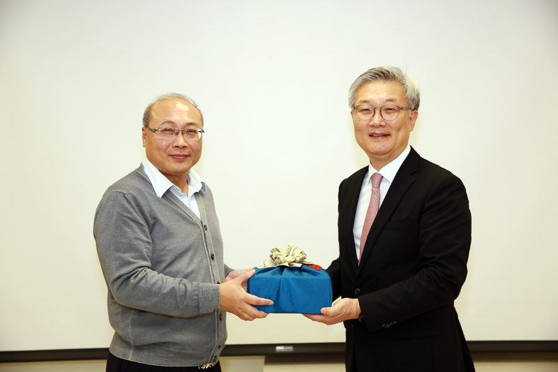 本署鄭主任檢察官鑫宏與韓國律師Jong Min KIM金鍾旻為代表，雙方禮物交換
