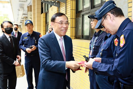 部長向法警室同仁辭歲