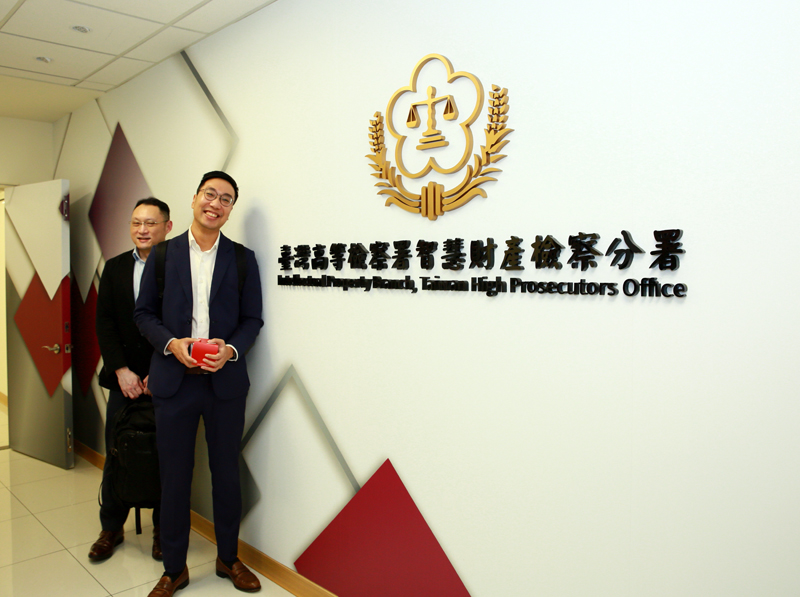 美國電影協會創意與娛樂聯盟內容保護法務副總裁Mok Ho Fai(右)、資深調查員Lawrence Tan(左)