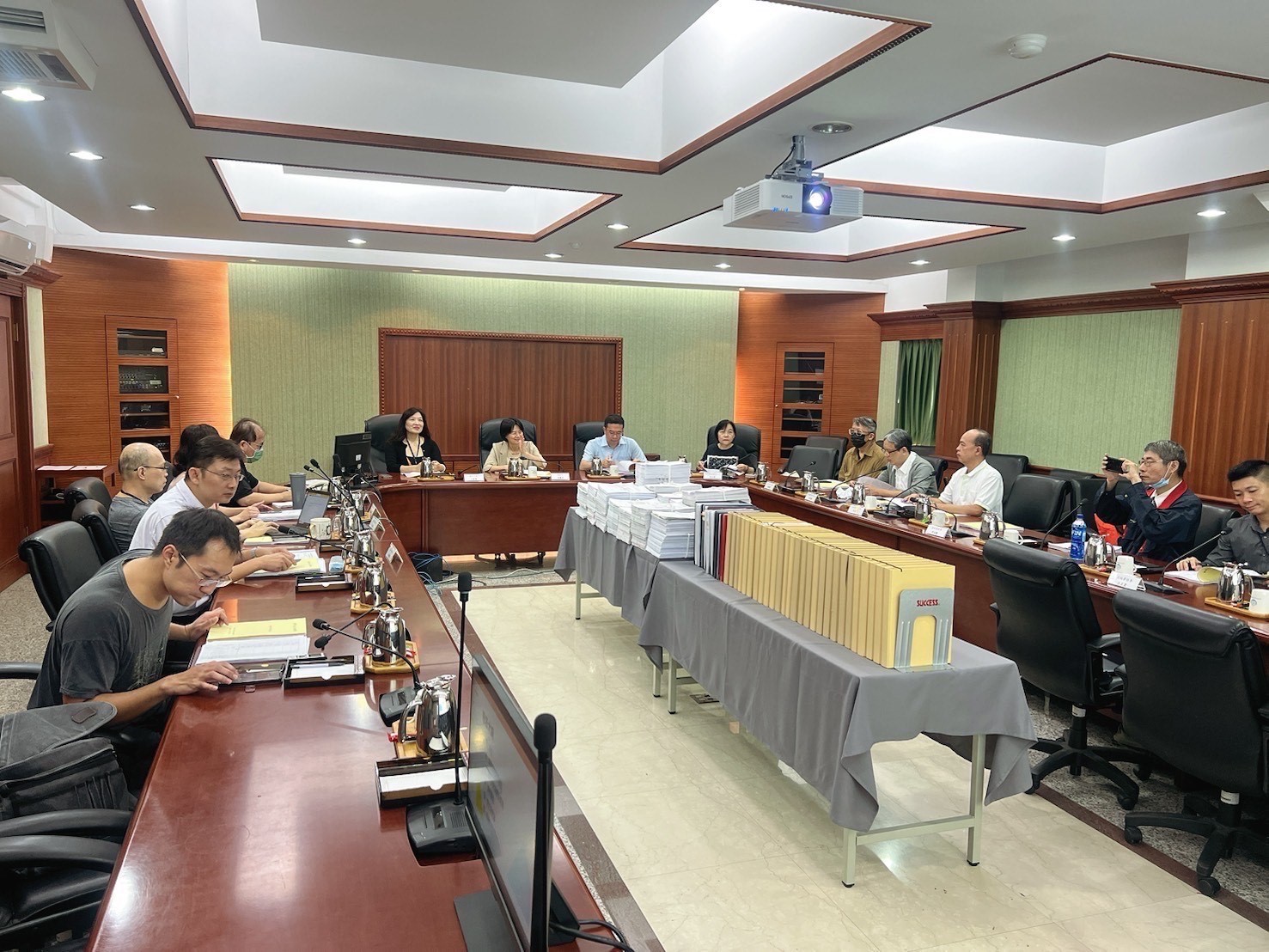 實地查檢檔案庫房後，在新北地檢署簡報室進行檔管業務綜合座談會與意見交換。