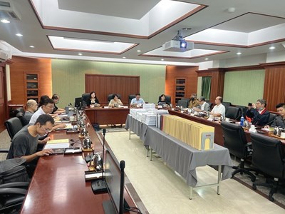 實地查檢檔案庫房後，在新北地檢署簡報室進行檔管業務綜合座談會與意見交換。