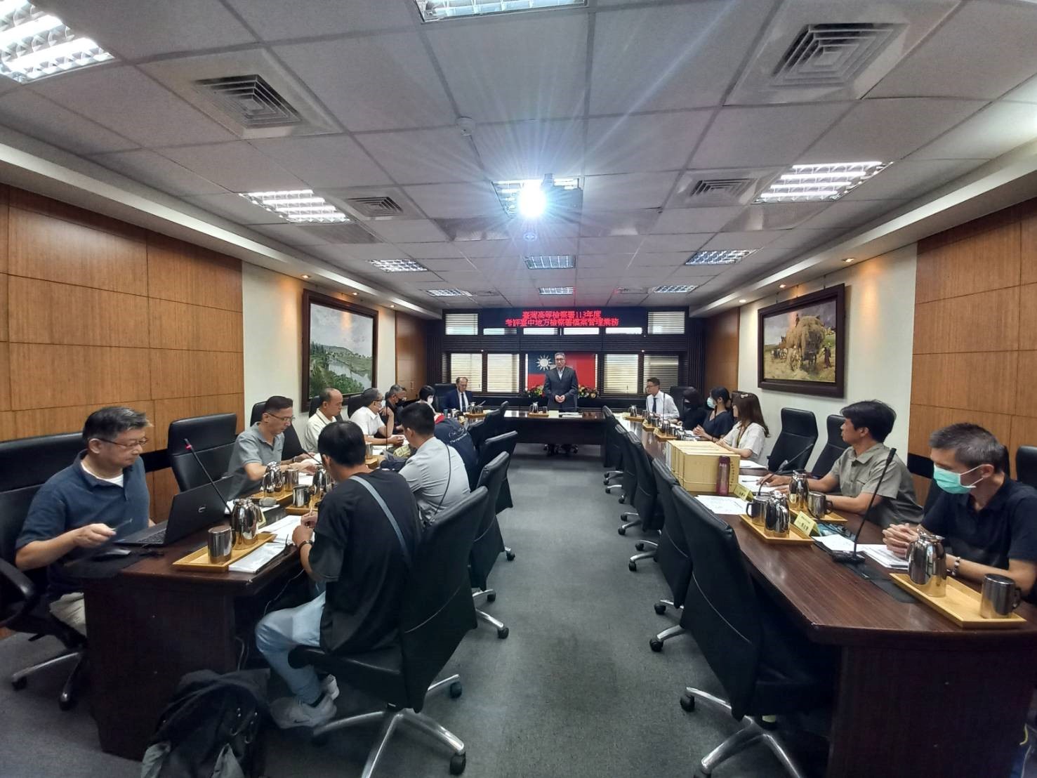 實地查檢檔案庫房後，在臺中地檢署簡報室進行檔管業務綜合座談會與意見交換。