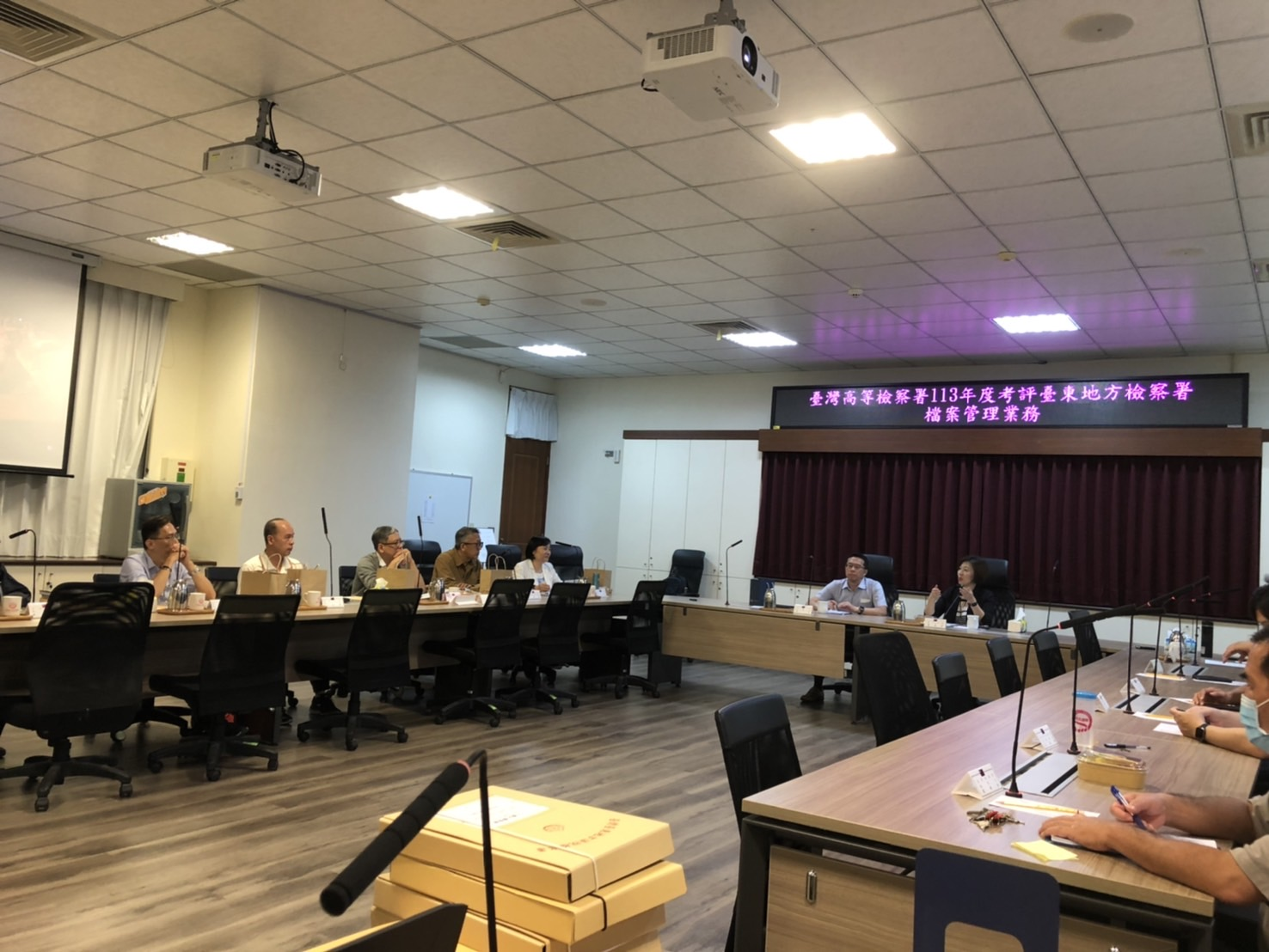 實地查檢檔案庫房後，在臺東地檢署簡報室進行檔管業務綜合座談會與意見交換。