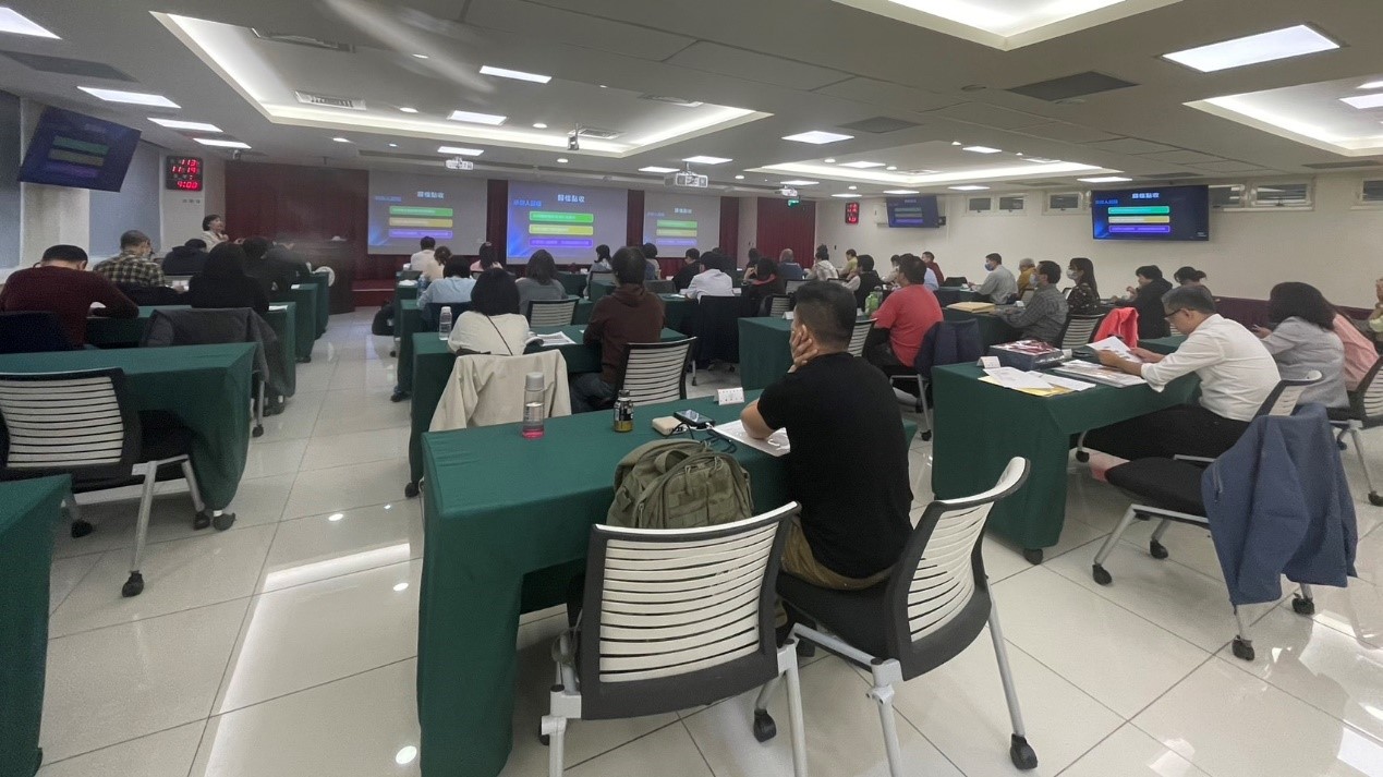 張玉華講師對機密檔案管理為學員做精闢之解析及傳授經驗