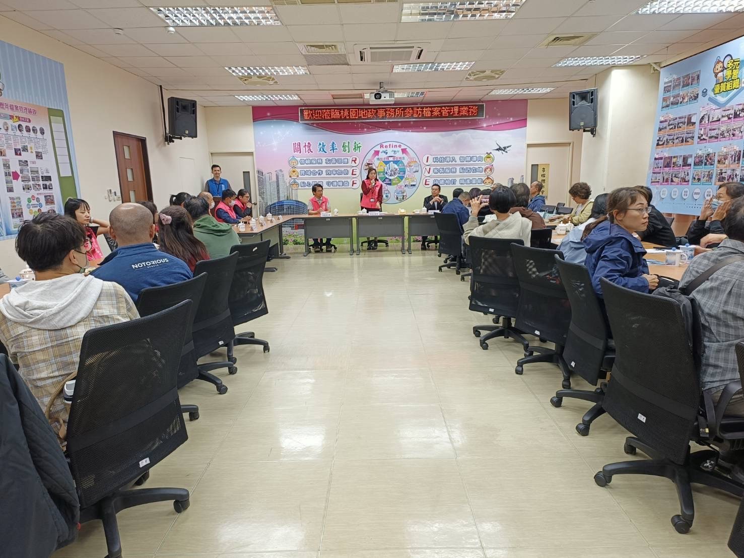 聽取標竿學習機關桃園地政事務所榮獲金檔獎之績效簡報-2