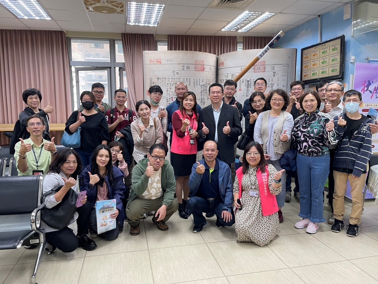 實地導覽桃園地政事務所檔案應用專區並合照-1