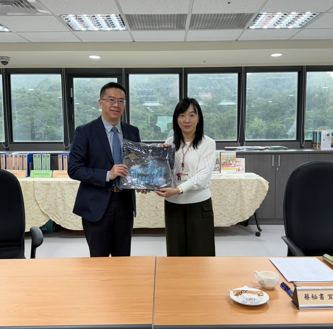 聶檢察官兼書記官長眾與國稅局信義分局主任祕書互贈禮物