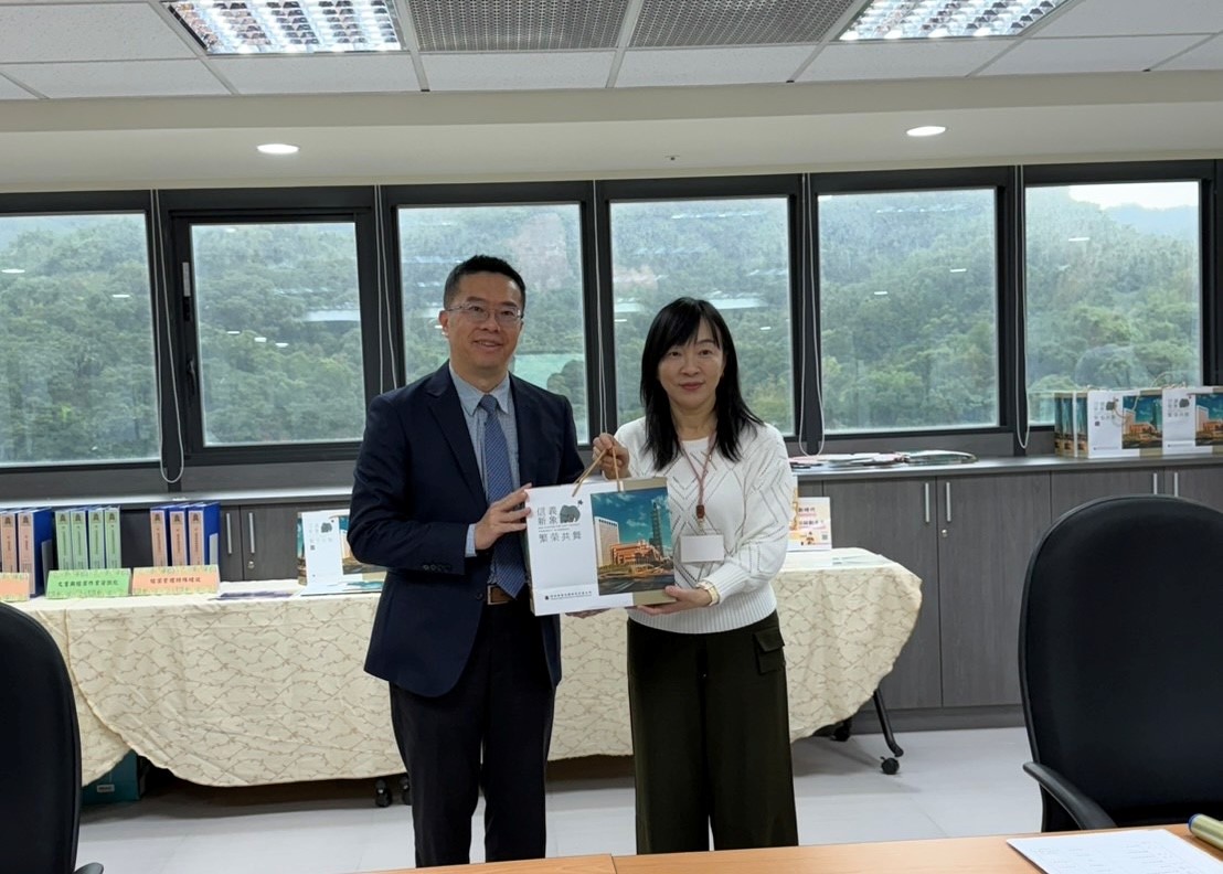 聶檢察官兼書記官長眾與國稅局信義分局主任祕書互贈禮物-2