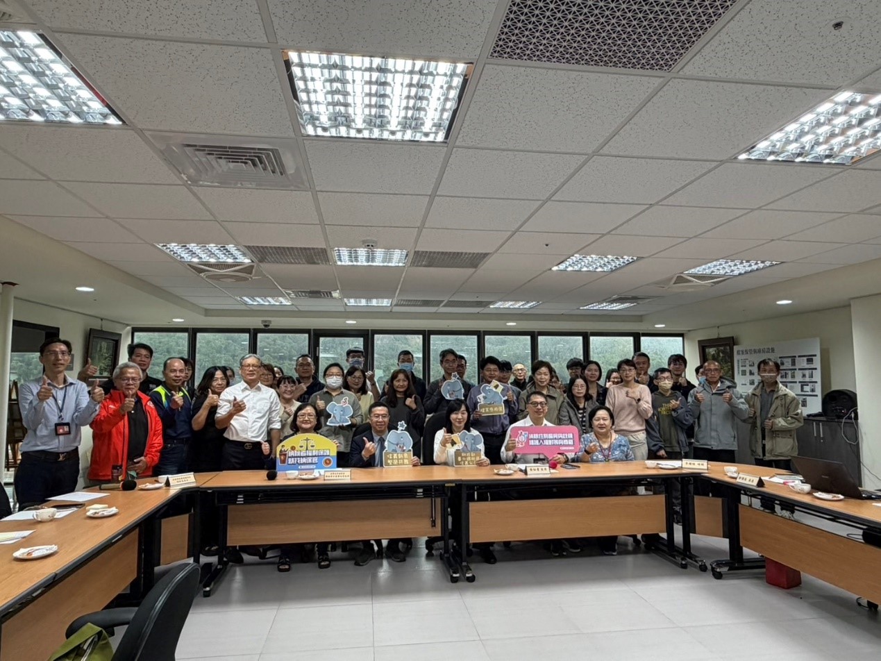 聽取績效簡報後大合照