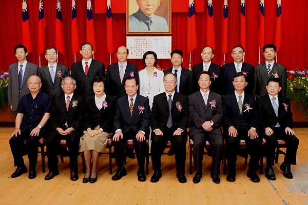 照片4：部長與新任高階主管及檢察長合影